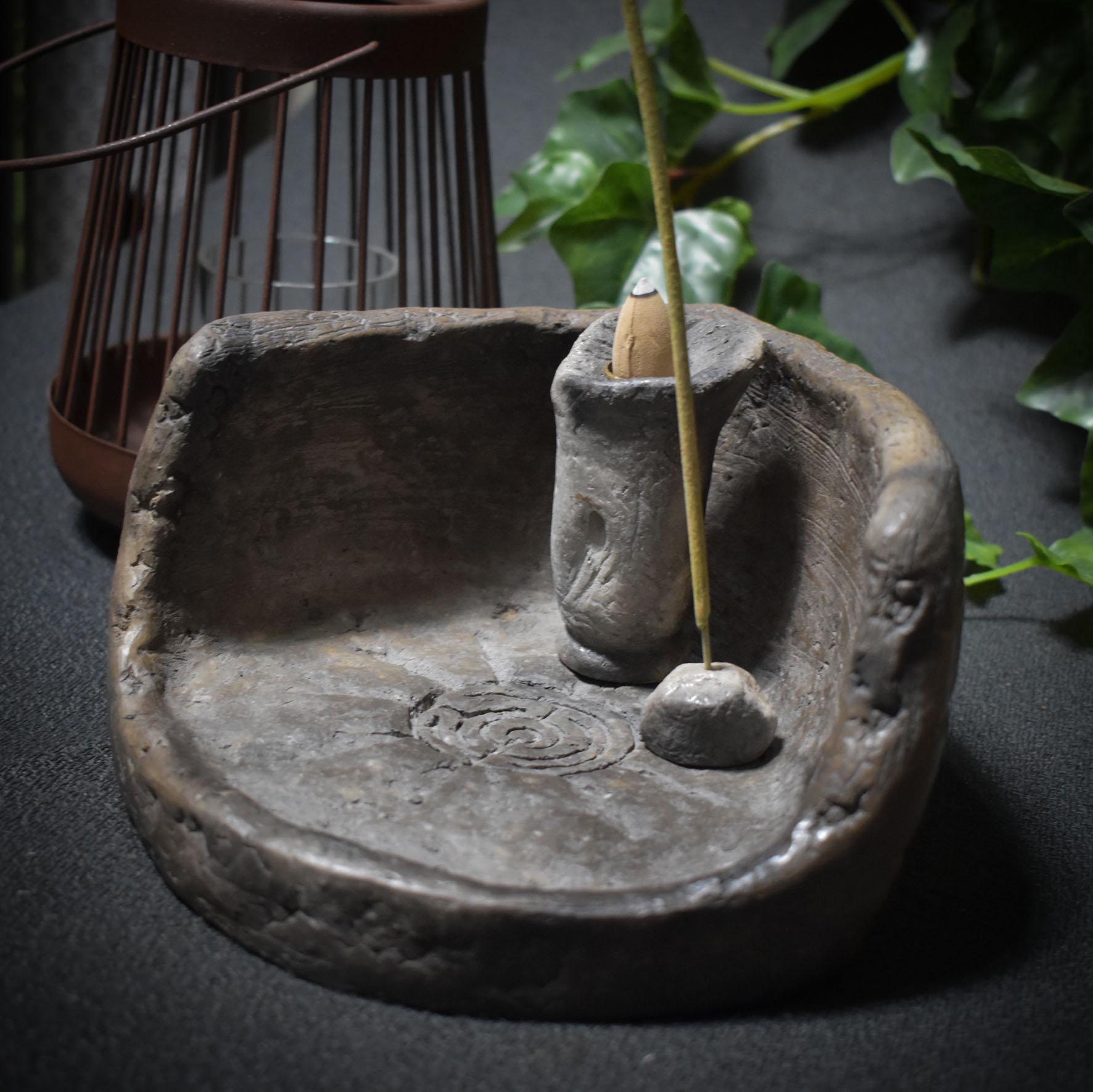 Dein mystischer Eckschrein mit Labyrinth-Relief – Handgefertigt für Räuchermagie & Spiritualität - Art.Nr.: SCH004