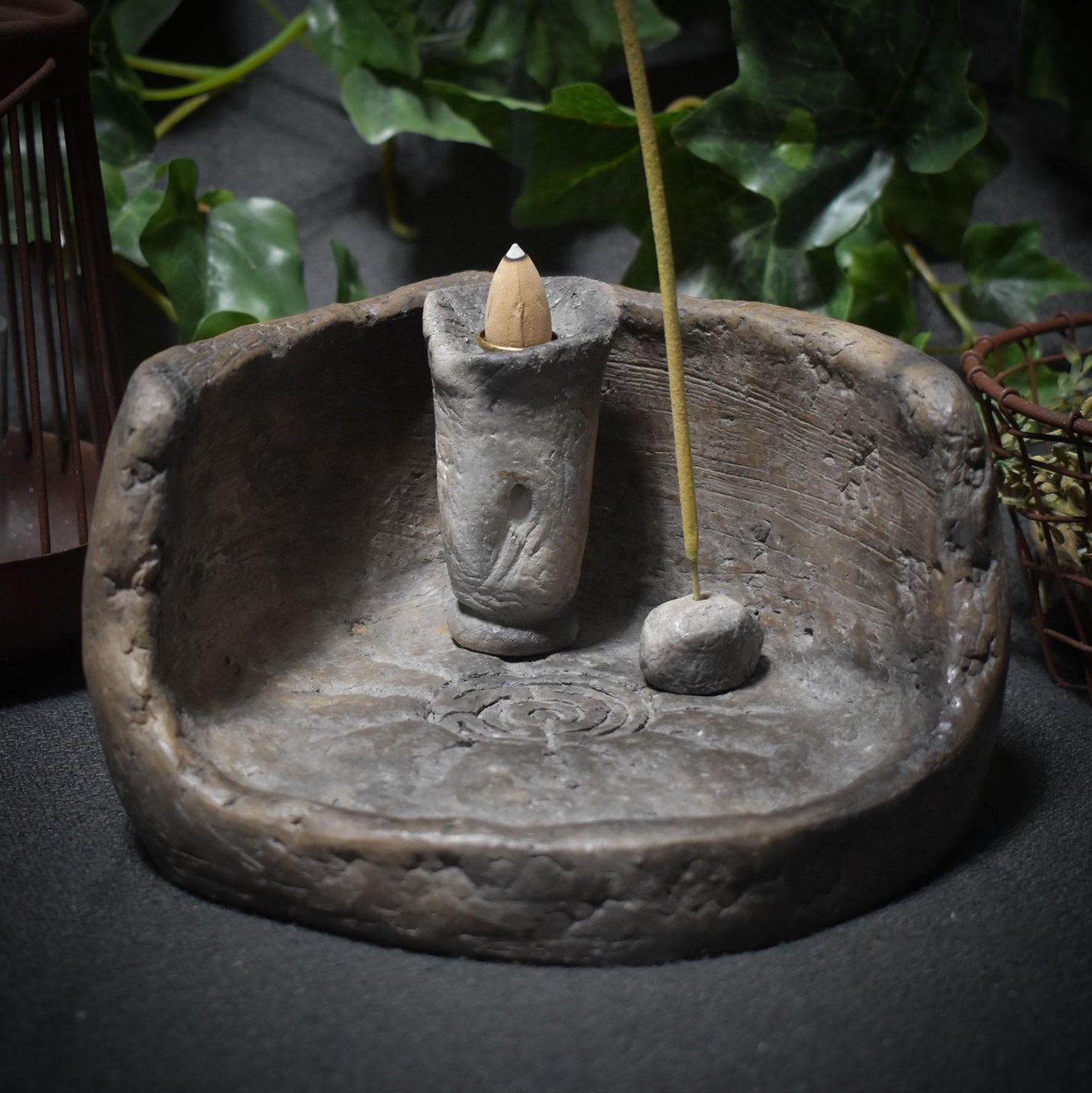 Dein mystischer Eckschrein mit Labyrinth-Relief – Handgefertigt für Räuchermagie & Spiritualität - Art.Nr.: SCH004