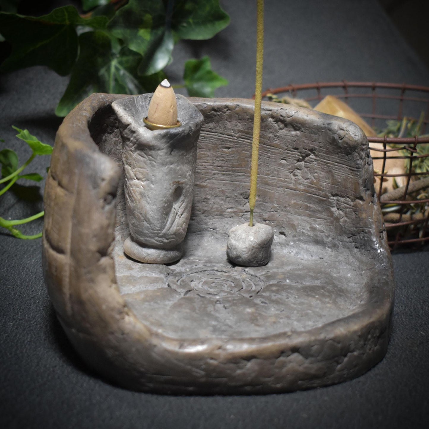 Dein mystischer Eckschrein mit Labyrinth-Relief – Handgefertigt für Räuchermagie & Spiritualität