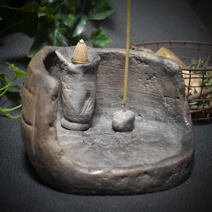 Dein mystischer Eckschrein mit Labyrinth-Relief – Handgefertigt für Räuchermagie & Spiritualität