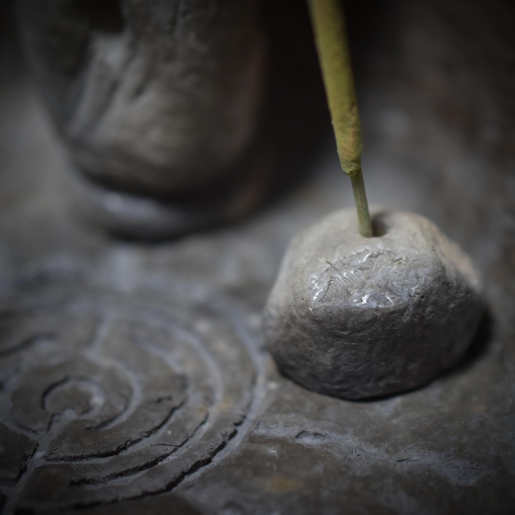 Dein mystischer Eckschrein mit Labyrinth-Relief – Handgefertigt für Räuchermagie & Spiritualität - Art.Nr.: SCH004