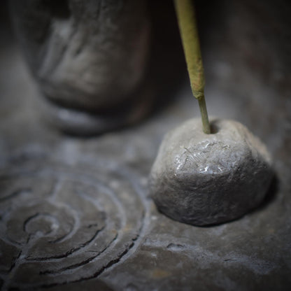 Dein mystischer Eckschrein mit Labyrinth-Relief – Handgefertigt für Räuchermagie & Spiritualität