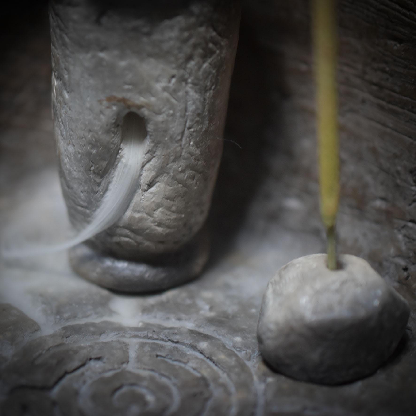 Dein mystischer Eckschrein mit Labyrinth-Relief – Handgefertigt für Räuchermagie & Spiritualität