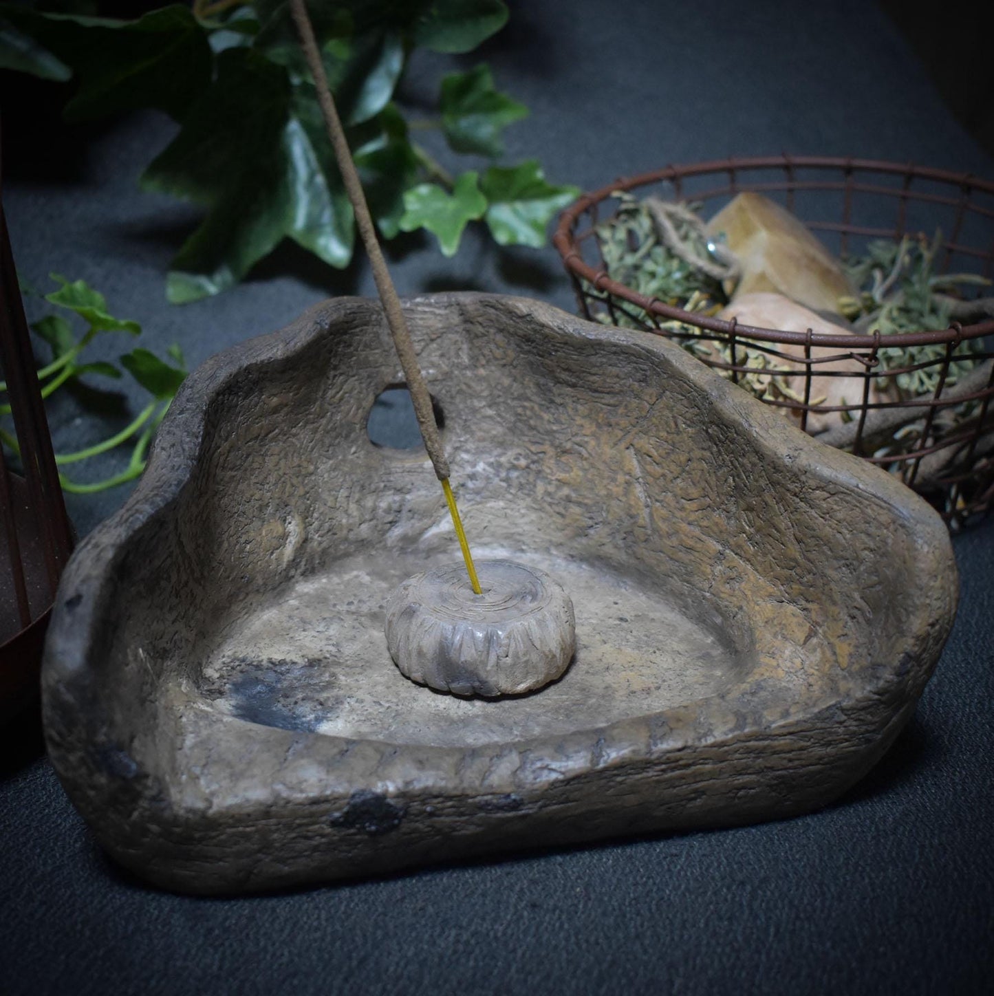 Eckschrein „Hekates Wheel“ – Dein Hausaltar für Räuchermagie und spirituelle Kraft - Art.Nr.: SCH005