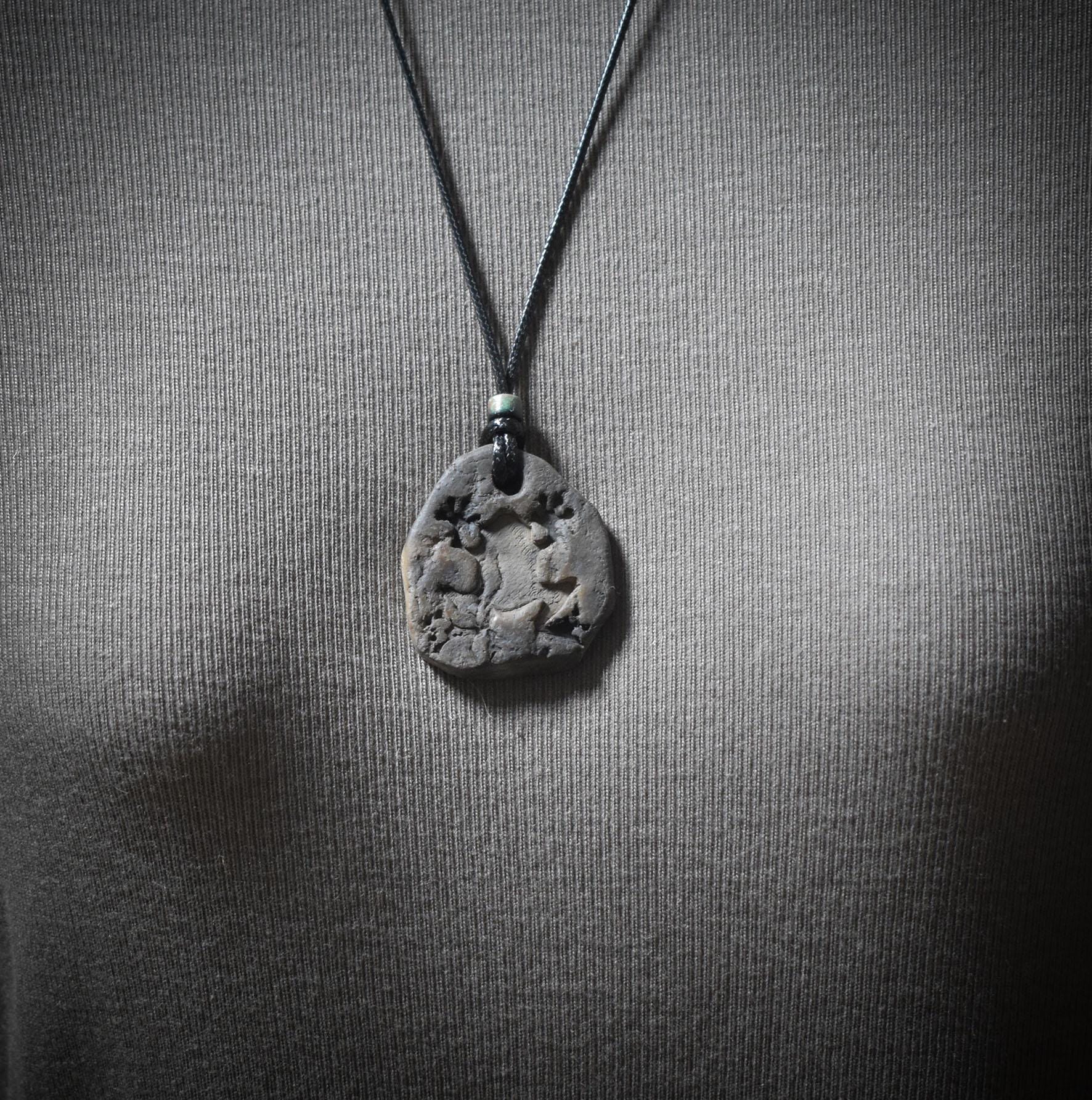 Krafttier-Amulett „Frosch“ – schamanischer Talisman mit verstellbarem Leder- oder Baumwollband - Art.Nr.: AMU007