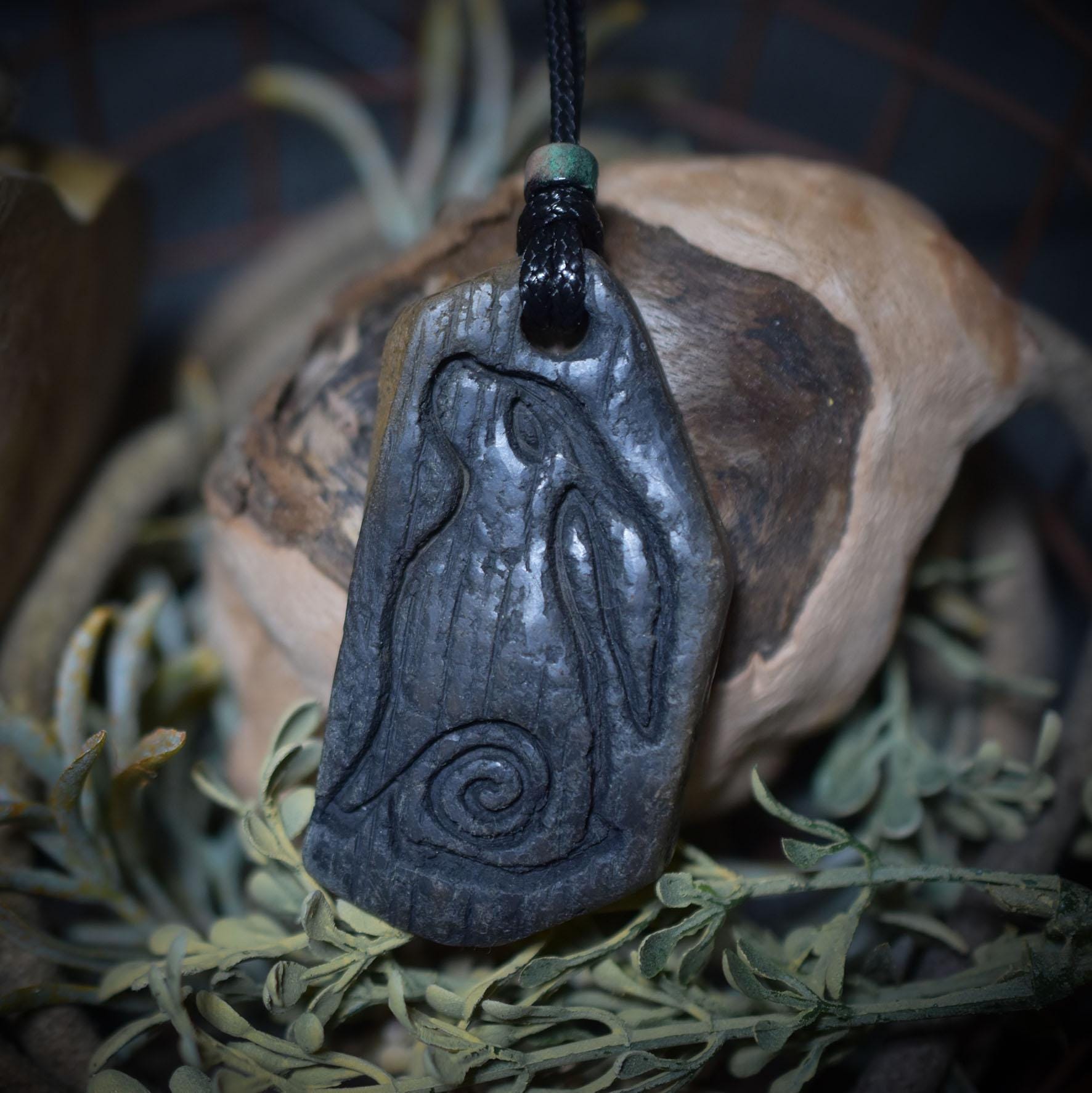 Krafttier-Amulett „Hase“ – schamanischer Talisman mit verstellbarem Leder- oder Baumwollband - Art.Nr.: AMU011