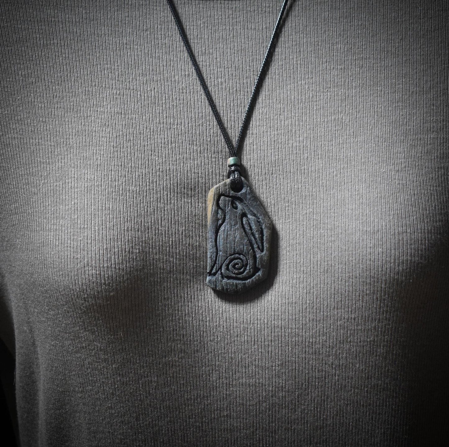 Krafttier-Amulett „Hase“ – schamanischer Talisman mit verstellbarem Leder- oder Baumwollband