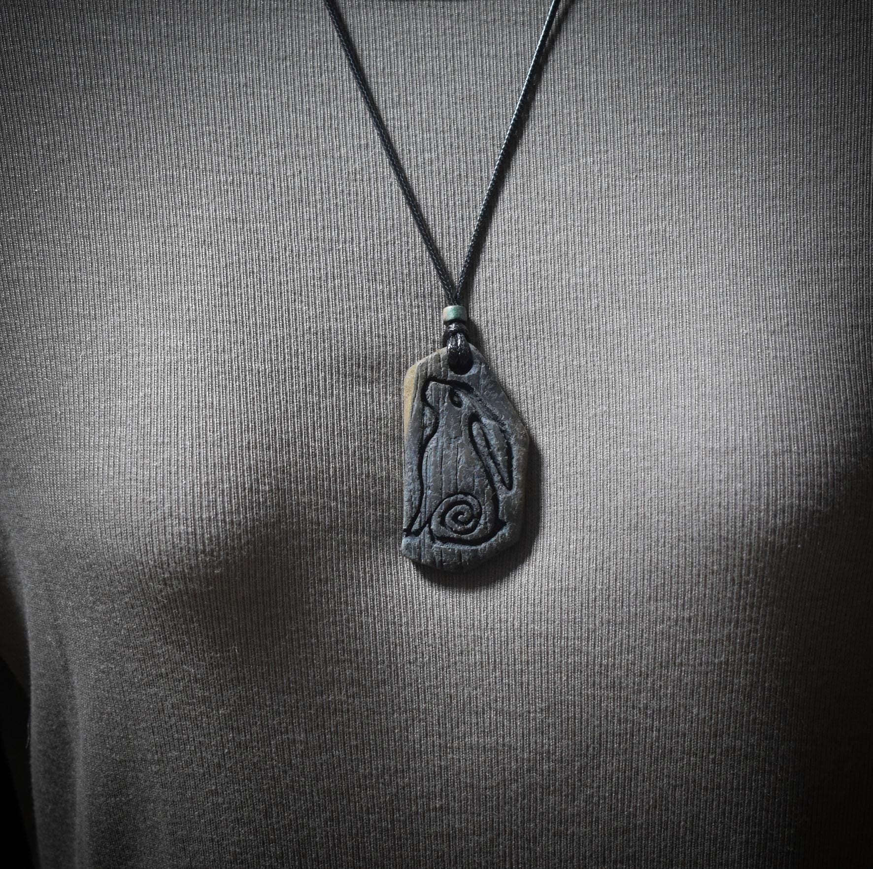 Krafttier-Amulett „Hase“ – schamanischer Talisman mit verstellbarem Leder- oder Baumwollband