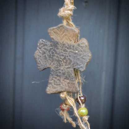 Frühlingserwachen – Handgefertigte Hängedeko aus rustikalem Rauchbrandton mit Henne, Nest & Ei - Art.Nr.: FRO035