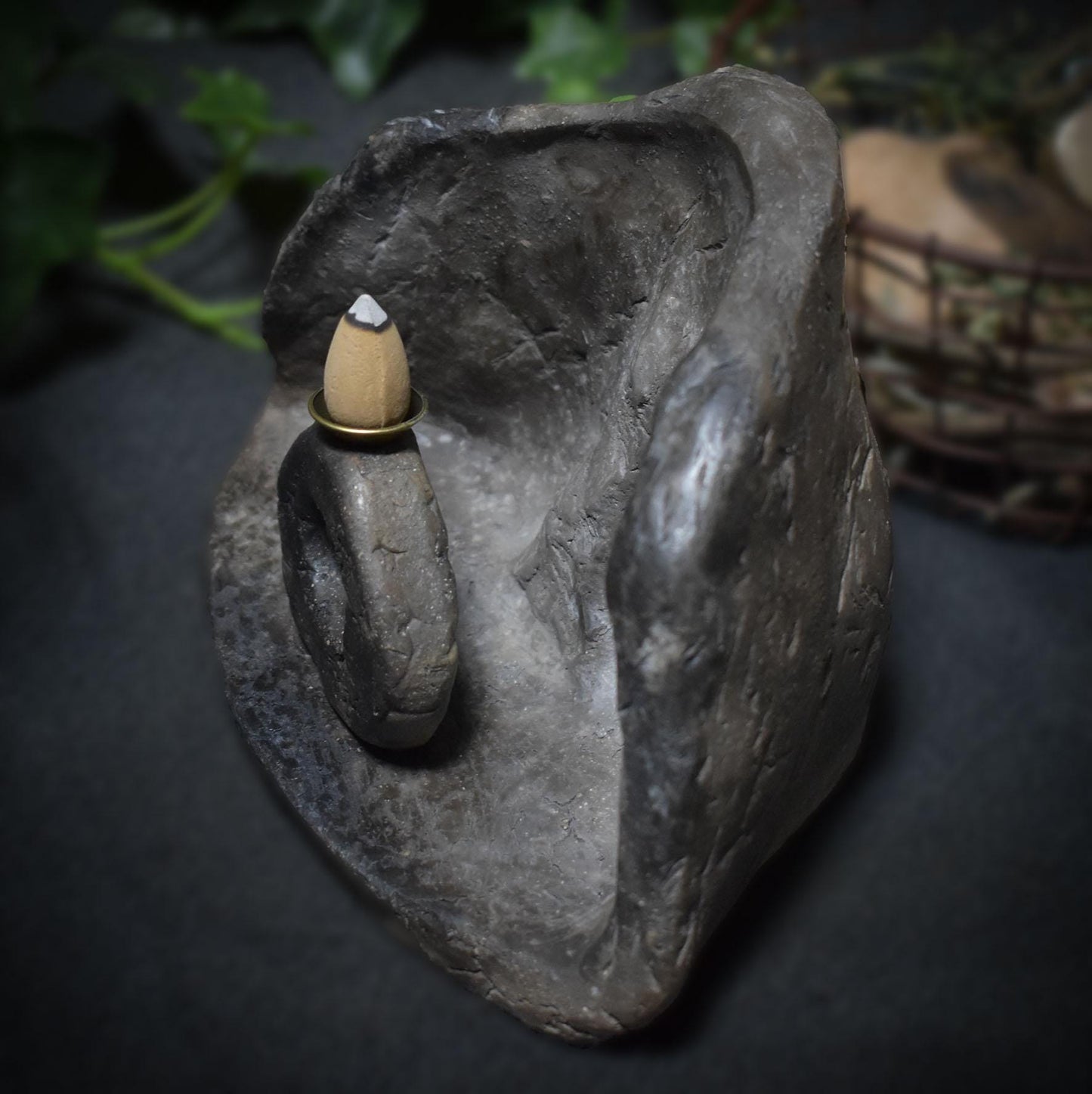 Hausaltar Mên an Tol – Ein Schrein für uralte Rituale - Rückfluss Räucherkegelhalter - handgefertigt - im Feuer gebrannt