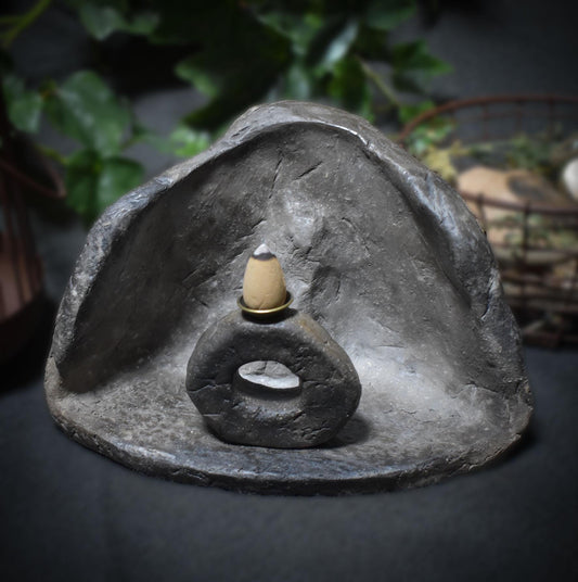 Hausaltar Mên an Tol – Ein Schrein für uralte Rituale - Rückfluss Räucherkegelhalter - handgefertigt - im Feuer gebrannt - Art.Nr.: SCH010