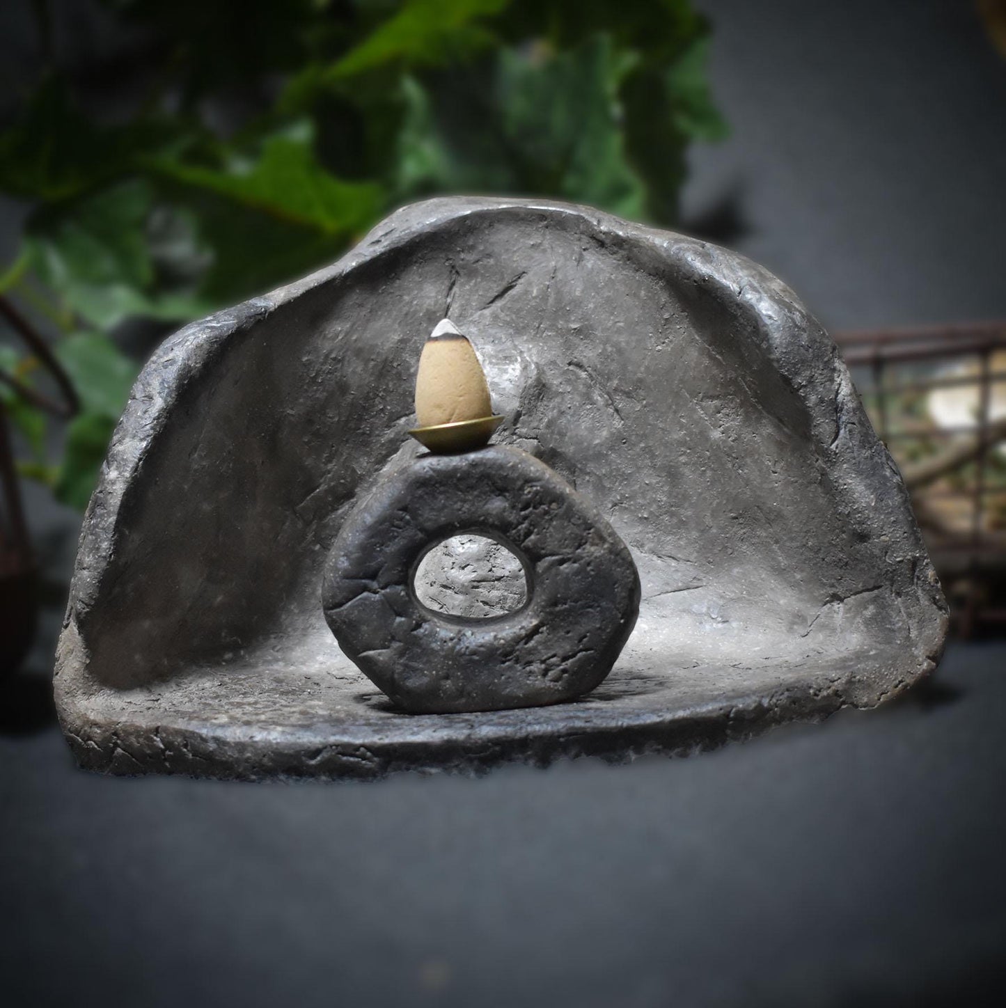 Hausaltar Mên an Tol – Ein Schrein für uralte Rituale - Rückfluss Räucherkegelhalter - handgefertigt - im Feuer gebrannt - Art.Nr.: SCH010