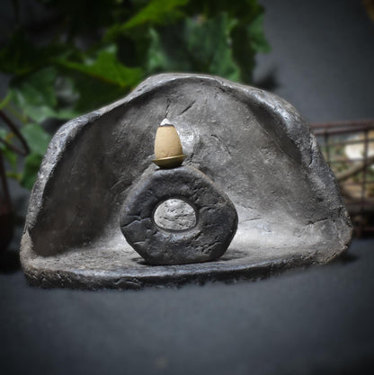 Hausaltar Mên an Tol – Ein Schrein für uralte Rituale - Rückfluss Räucherkegelhalter - handgefertigt - im Feuer gebrannt - Art.Nr.: SCH010