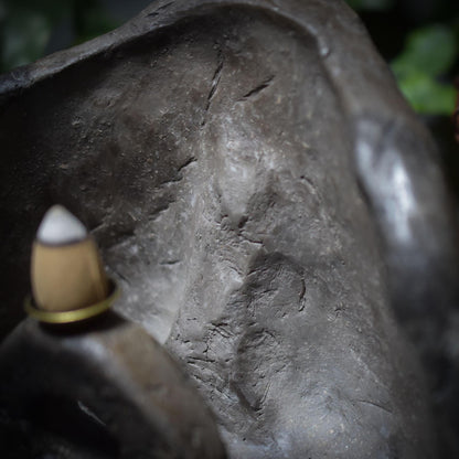 Hausaltar Mên an Tol – Ein Schrein für uralte Rituale - Rückfluss Räucherkegelhalter - handgefertigt - im Feuer gebrannt