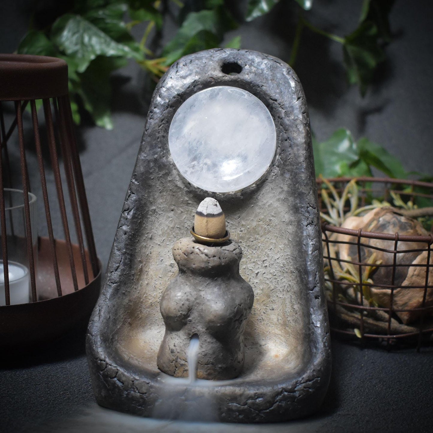 Dein wandmontierter Hausaltar mit Rückfluss Räucherkegelhalter – wo Göttinnenkraft und Erdverbundenheit fließen - Art.Nr.: SCH014