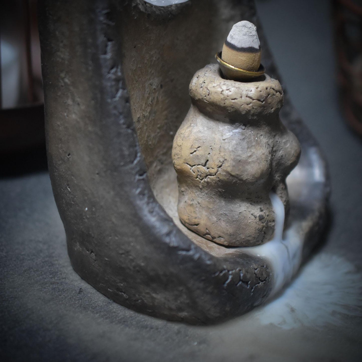 Dein wandmontierter Hausaltar mit Rückfluss Räucherkegelhalter – wo Göttinnenkraft und Erdverbundenheit fließen