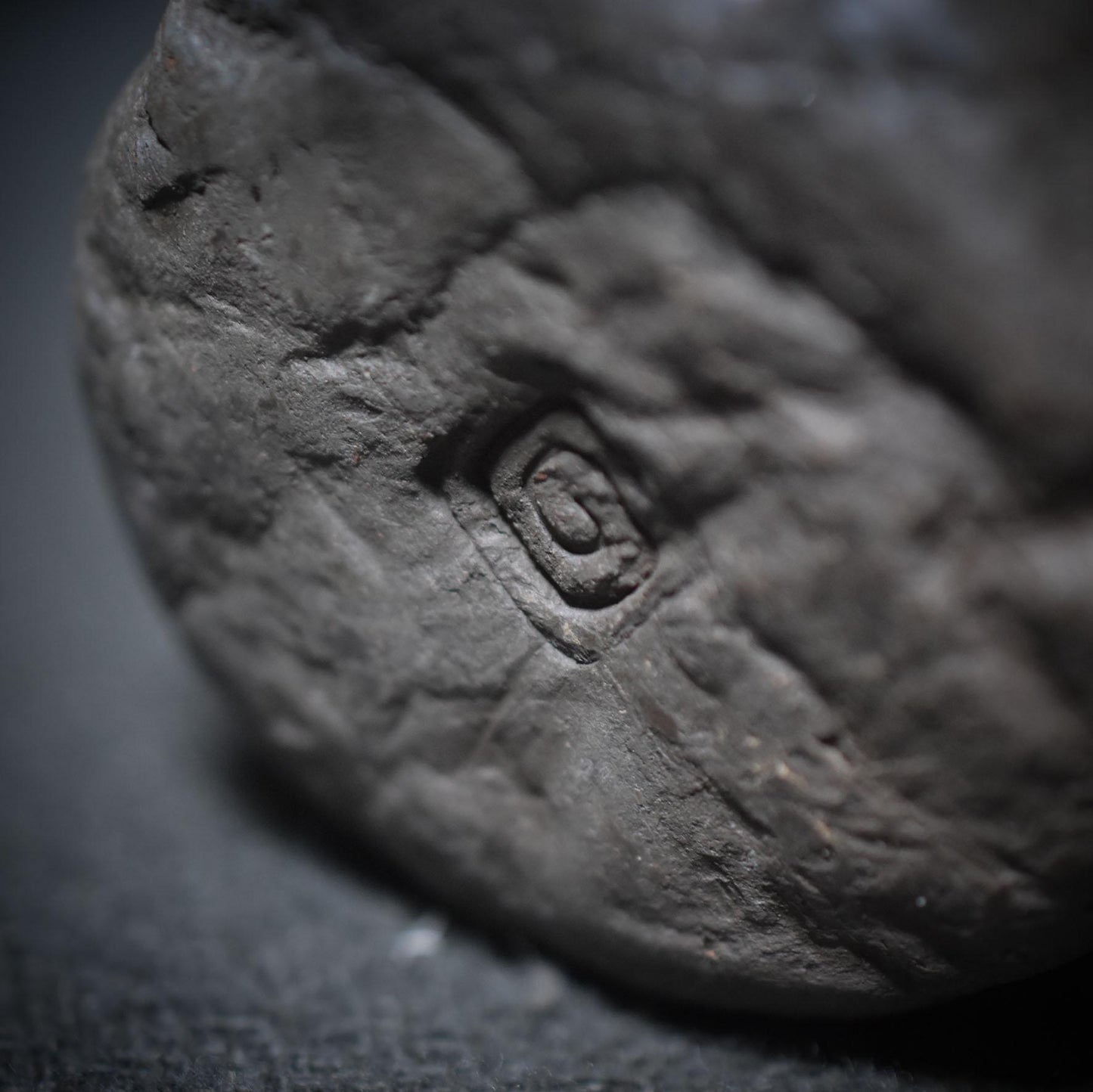 Schamanische Zylinder-Rassel – Trägerin der Lebensspirale - Handrassel