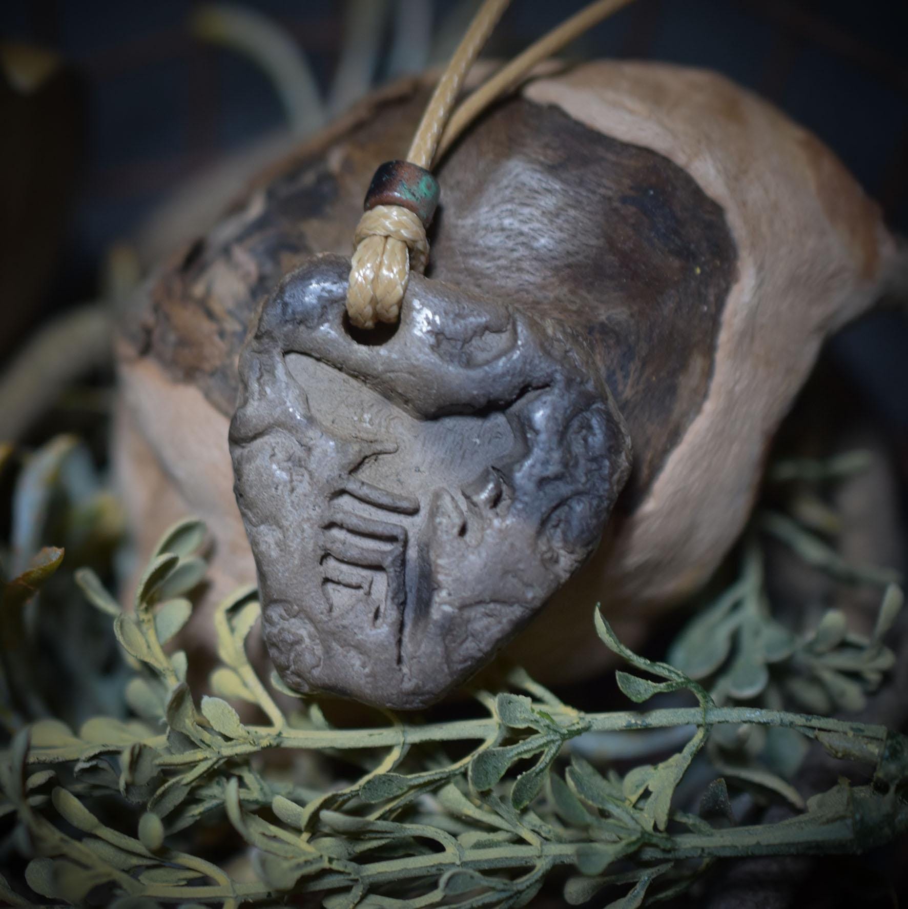 Krafttier-Amulett „Biene“ – schamanischer Talisman mit verstellbarem Leder- oder Baumwollband - Art.Nr.: AMU009