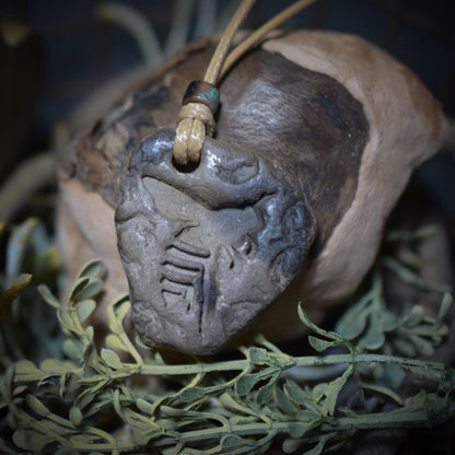 Krafttier-Amulett „Biene“ – schamanischer Talisman mit verstellbarem Leder- oder Baumwollband