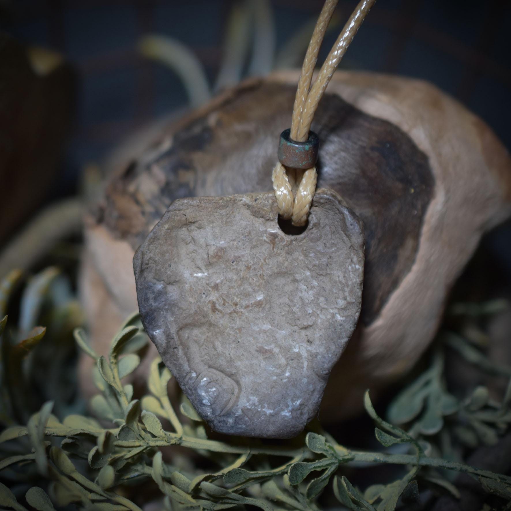 Krafttier-Amulett „Biene“ – schamanischer Talisman mit verstellbarem Leder- oder Baumwollband - Art.Nr.: AMU009