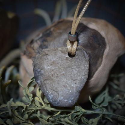 Krafttier-Amulett „Biene“ – schamanischer Talisman mit verstellbarem Leder- oder Baumwollband - Art.Nr.: AMU009