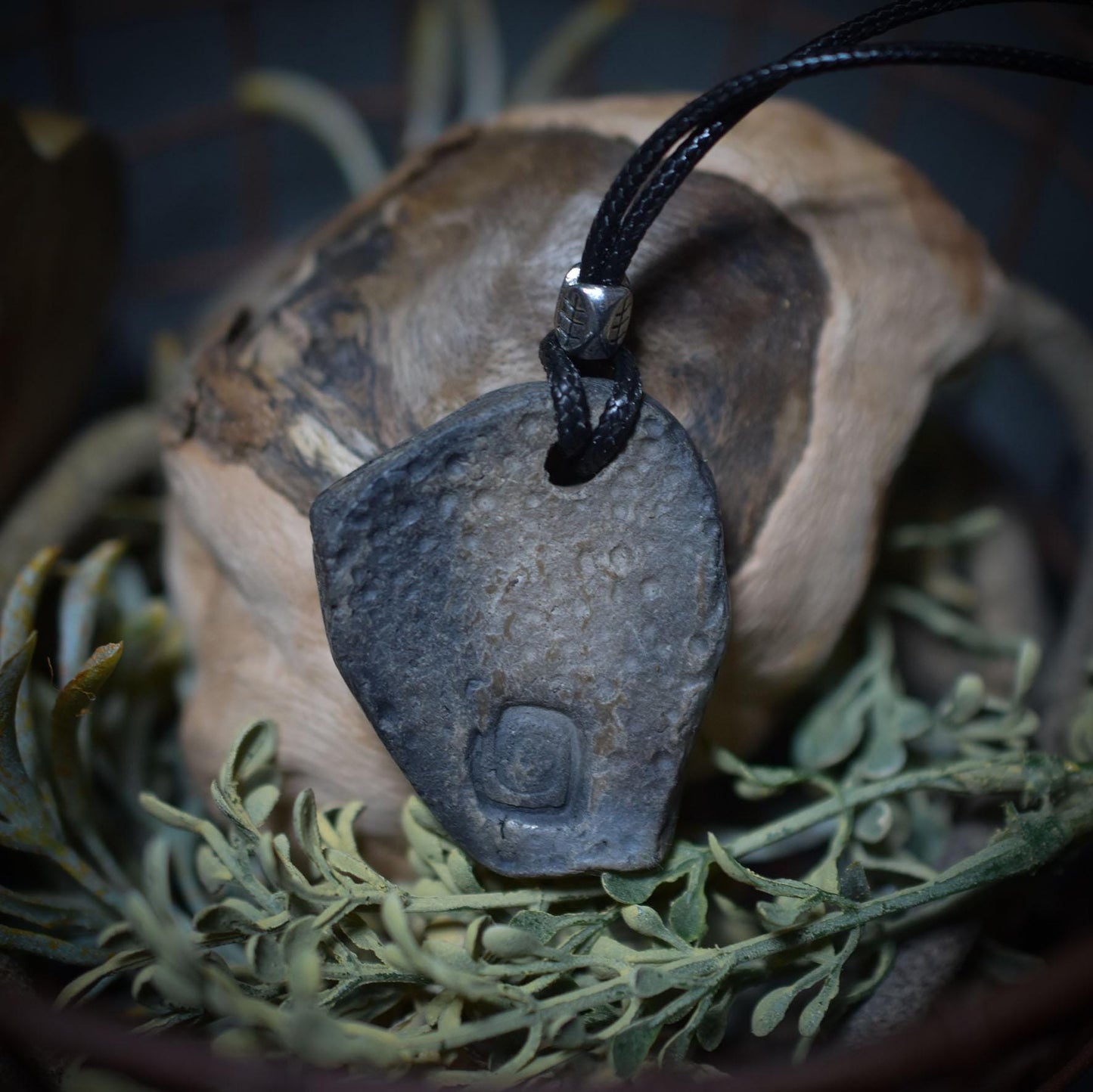 Krafttier-Amulett „Biene“ – schamanischer Talisman mit verstellbarem Leder- oder Baumwollband - Art.Nr.: AMU010