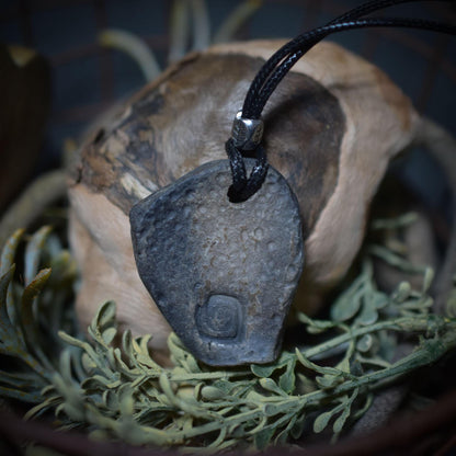 Krafttier-Amulett „Biene“ – schamanischer Talisman mit verstellbarem Leder- oder Baumwollband - Art.Nr.: AMU010