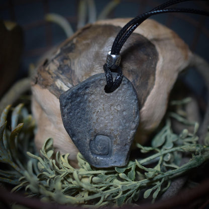 Krafttier-Amulett „Biene“ – schamanischer Talisman mit verstellbarem Leder- oder Baumwollband - Art.Nr.: AMU010