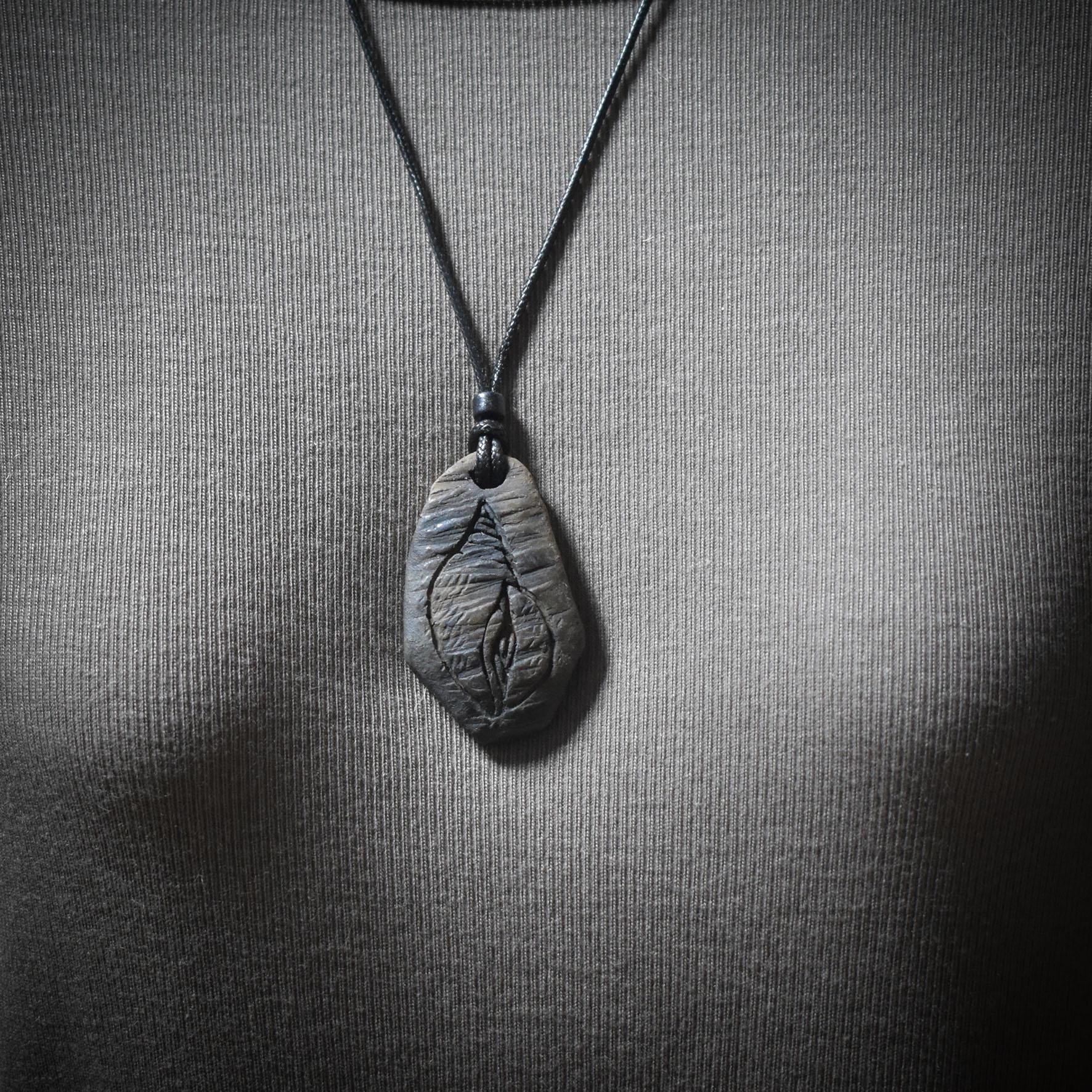 Krafttier-Amulett „Muschel“ – schamanischer Talisman mit verstellbarem Leder- oder Baumwollband - Art.Nr.: AMU018