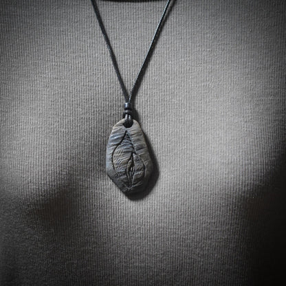 Krafttier-Amulett „Muschel“ – schamanischer Talisman mit verstellbarem Leder- oder Baumwollband - Art.Nr.: AMU018