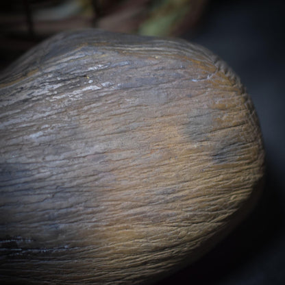 Schamanische Rassel Hopi-Hand – Klang der Ahnen mit eingelassenem Bernstein - spirituelles Werkzeug - Art.Nr.: SRA023