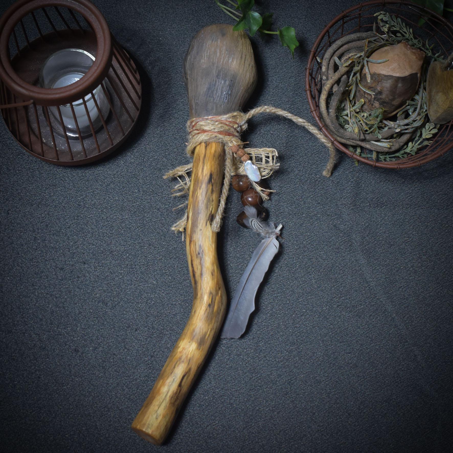 Schamanische Rassel Hopi-Hand – Klang der Ahnen mit eingelassenem Bernstein - spirituelles Werkzeug - Art.Nr.: SRA023