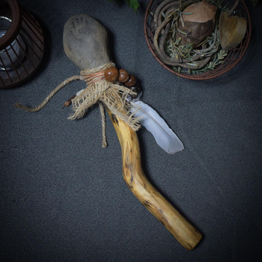 Schamanische Rassel Hopi-Hand – Klang der Ahnen mit eingelassenem Bernstein - spirituelles Werkzeug - Art.Nr.: SRA023