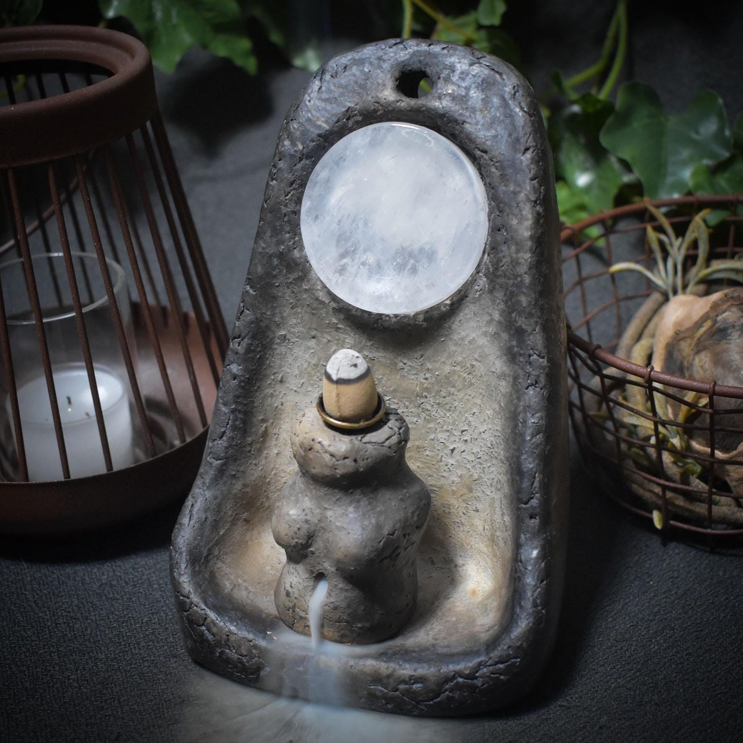 Dein wandmontierter Hausaltar mit Rückfluss Räucherkegelhalter – wo Göttinnenkraft und Erdverbundenheit fließen - Art.Nr.: SCH014