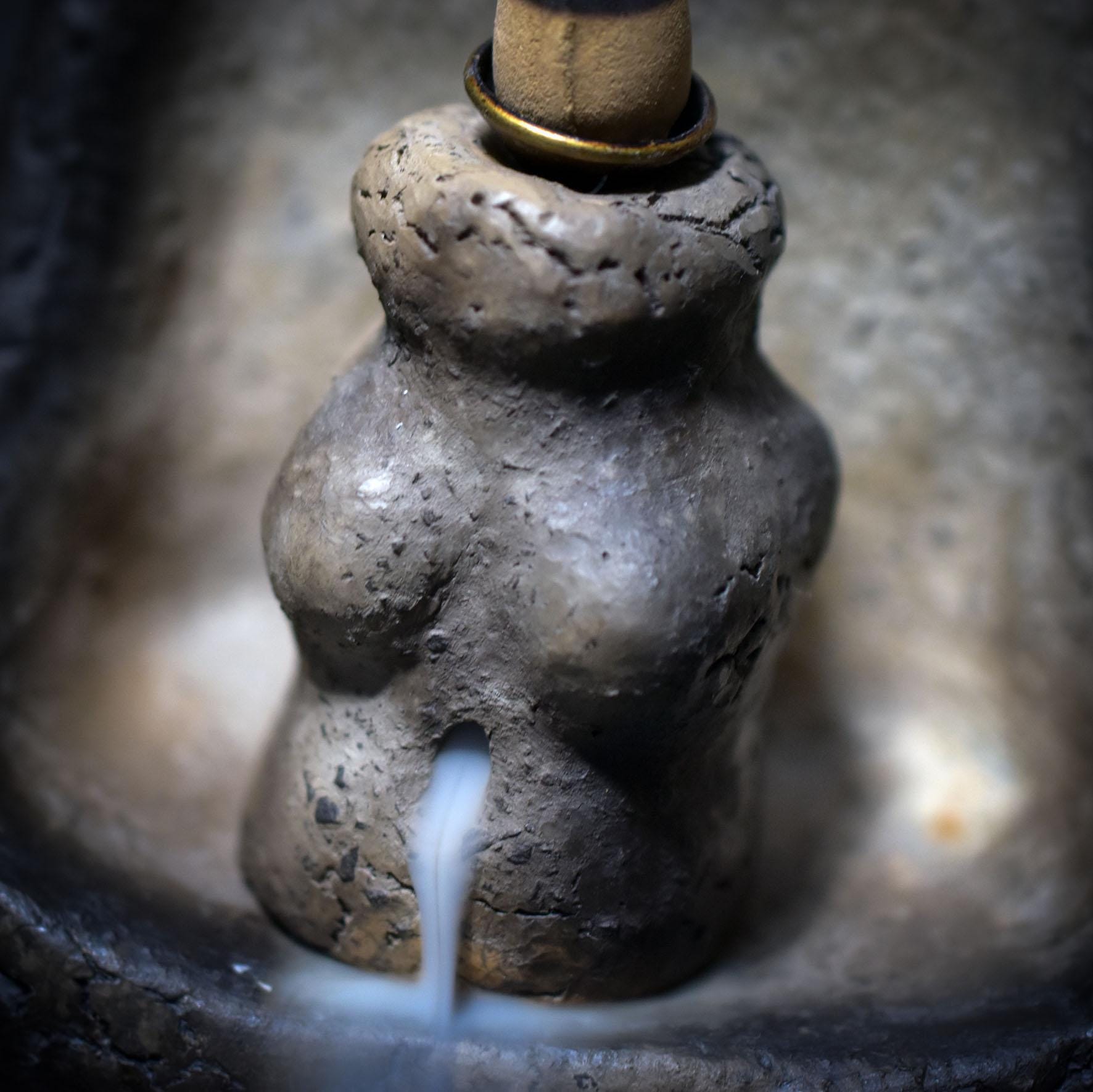 Dein wandmontierter Hausaltar mit Rückfluss Räucherkegelhalter – wo Göttinnenkraft und Erdverbundenheit fließen - Art.Nr.: SCH014