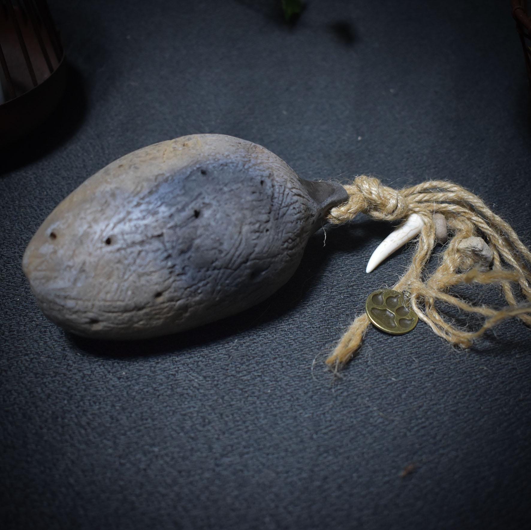 Schamanische Handrassel mit Türkis-Stoßzahn und Bärentatze – Klang, der die Seele berührt - Art.Nr.: SRA026