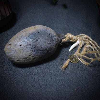 Schamanische Handrassel mit Türkis-Stoßzahn und Bärentatze – Klang, der die Seele berührt - Art.Nr.: SRA026