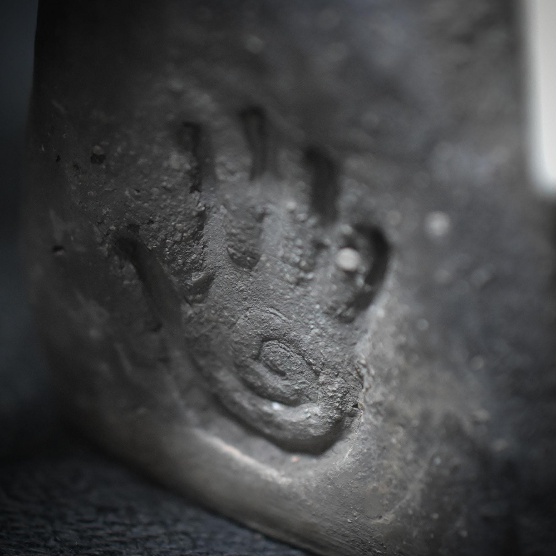 Schamanische Stammeskrieger-Büste – Macht & Mystik in Ton vereint und im Feuer geboren