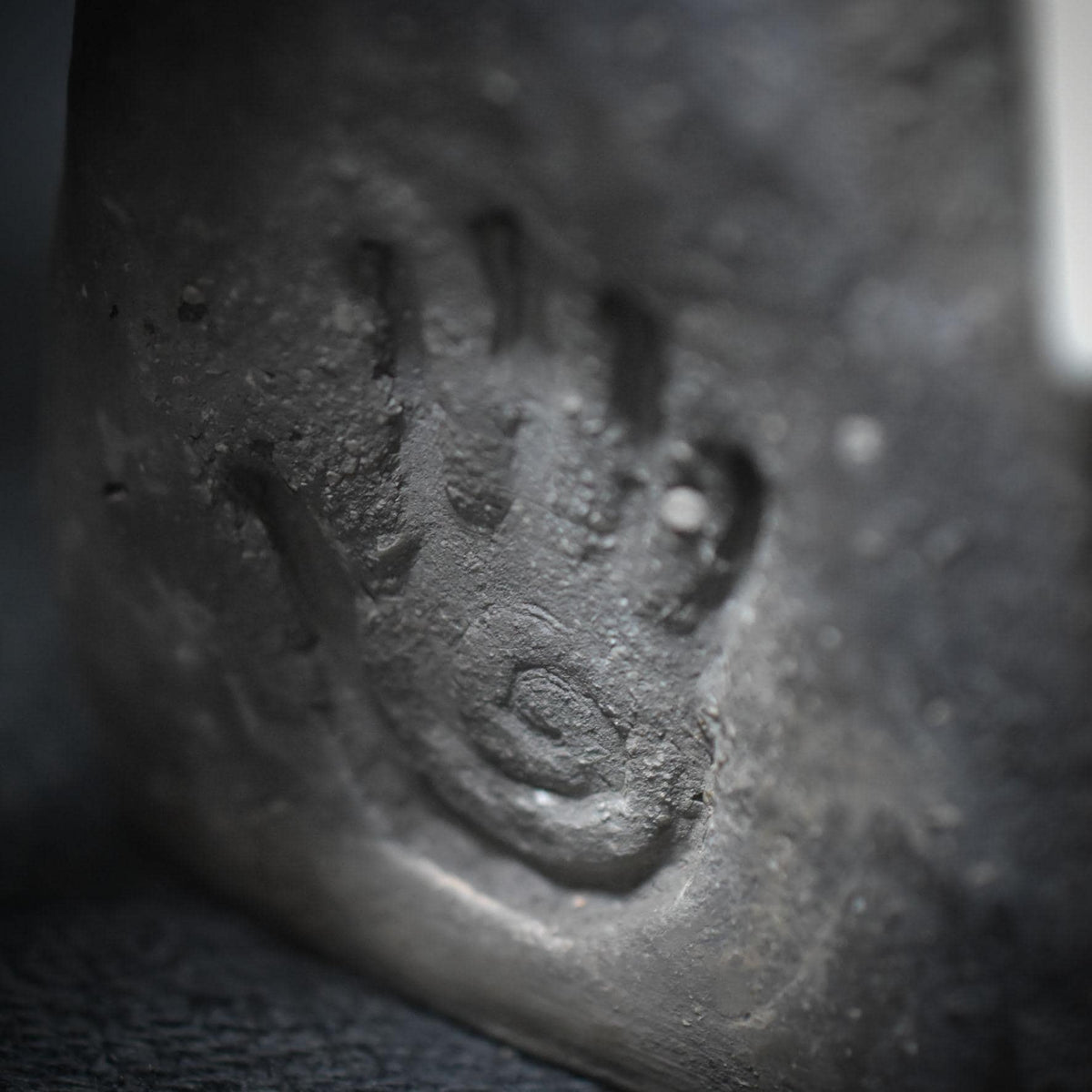 Schamanen Büste Ton, Stammeskrieger Figur mit Wolle & Perlmutt, archaische Skulptur handgemacht, schamanische Altar Deko SKU075