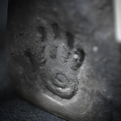 Schamanen Büste Ton, Stammeskrieger Figur mit Wolle & Perlmutt, archaische Skulptur handgemacht, schamanische Altar Deko SKU075