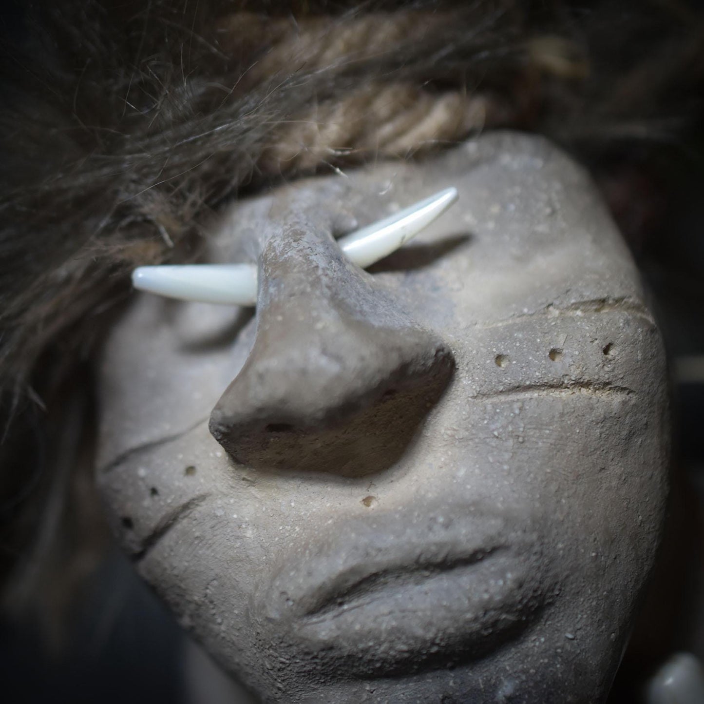 Schamanische Stammeskrieger-Büste – Macht & Mystik in Ton vereint und im Feuer geboren