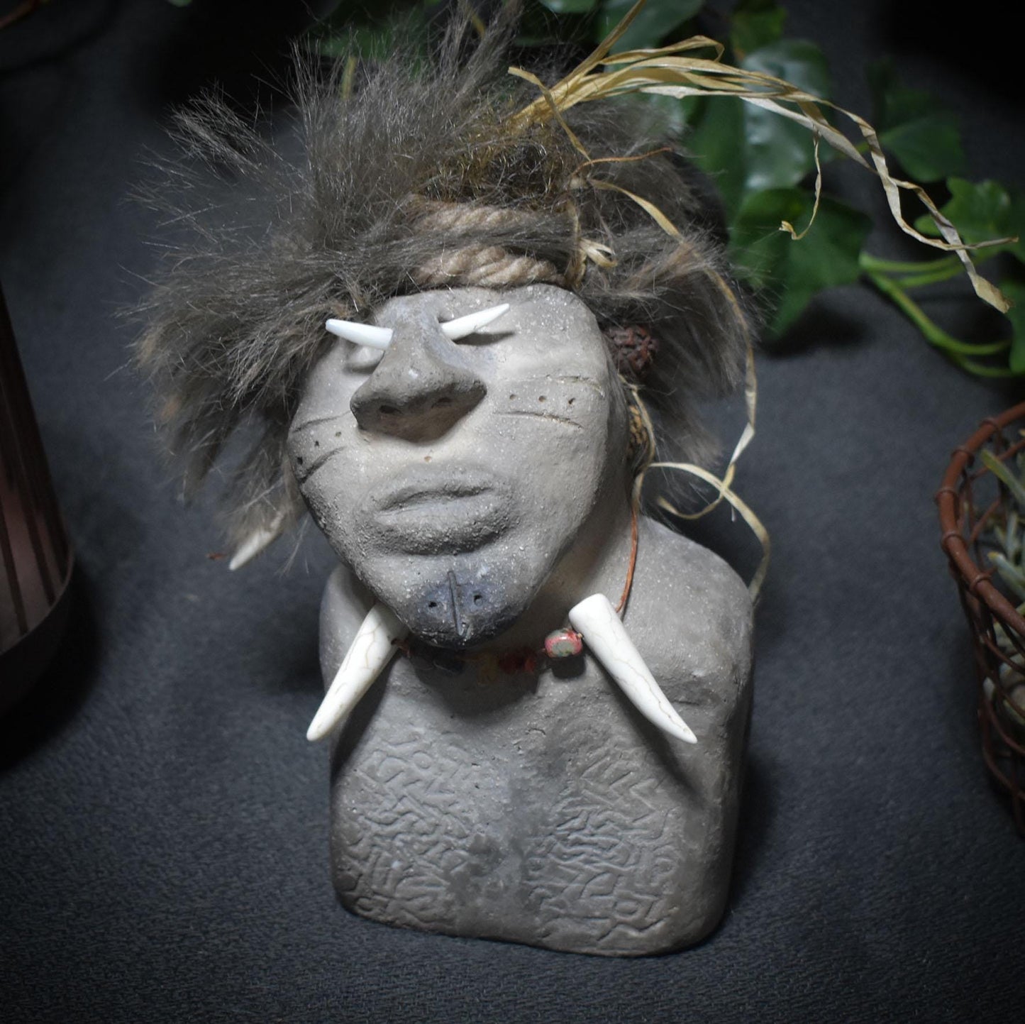 Schamanische Stammeskrieger-Büste – Macht & Mystik in Ton vereint und im Feuer geboren - Art.Nr.: SKU075