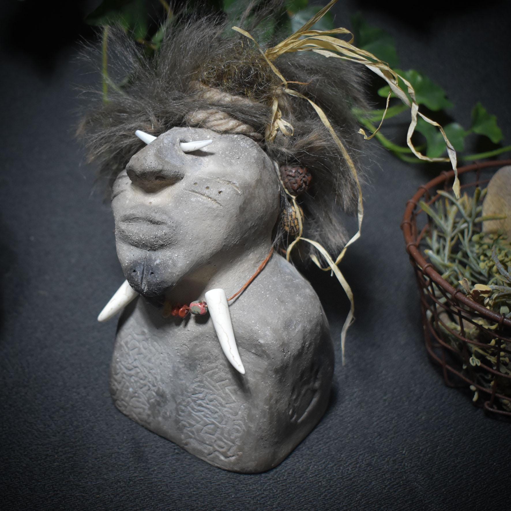 Schamanische Stammeskrieger-Büste – Macht & Mystik in Ton vereint und im Feuer geboren - Art.Nr.: SKU075