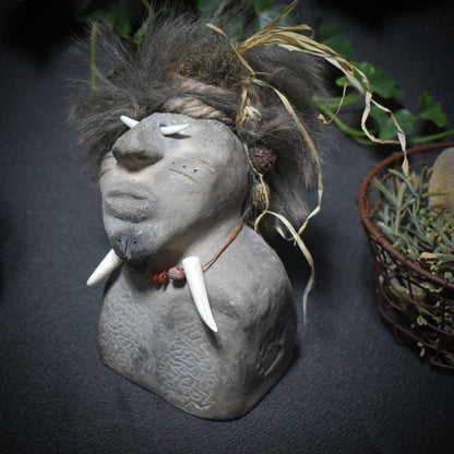 Schamanische Stammeskrieger-Büste – Macht & Mystik in Ton vereint und im Feuer geboren