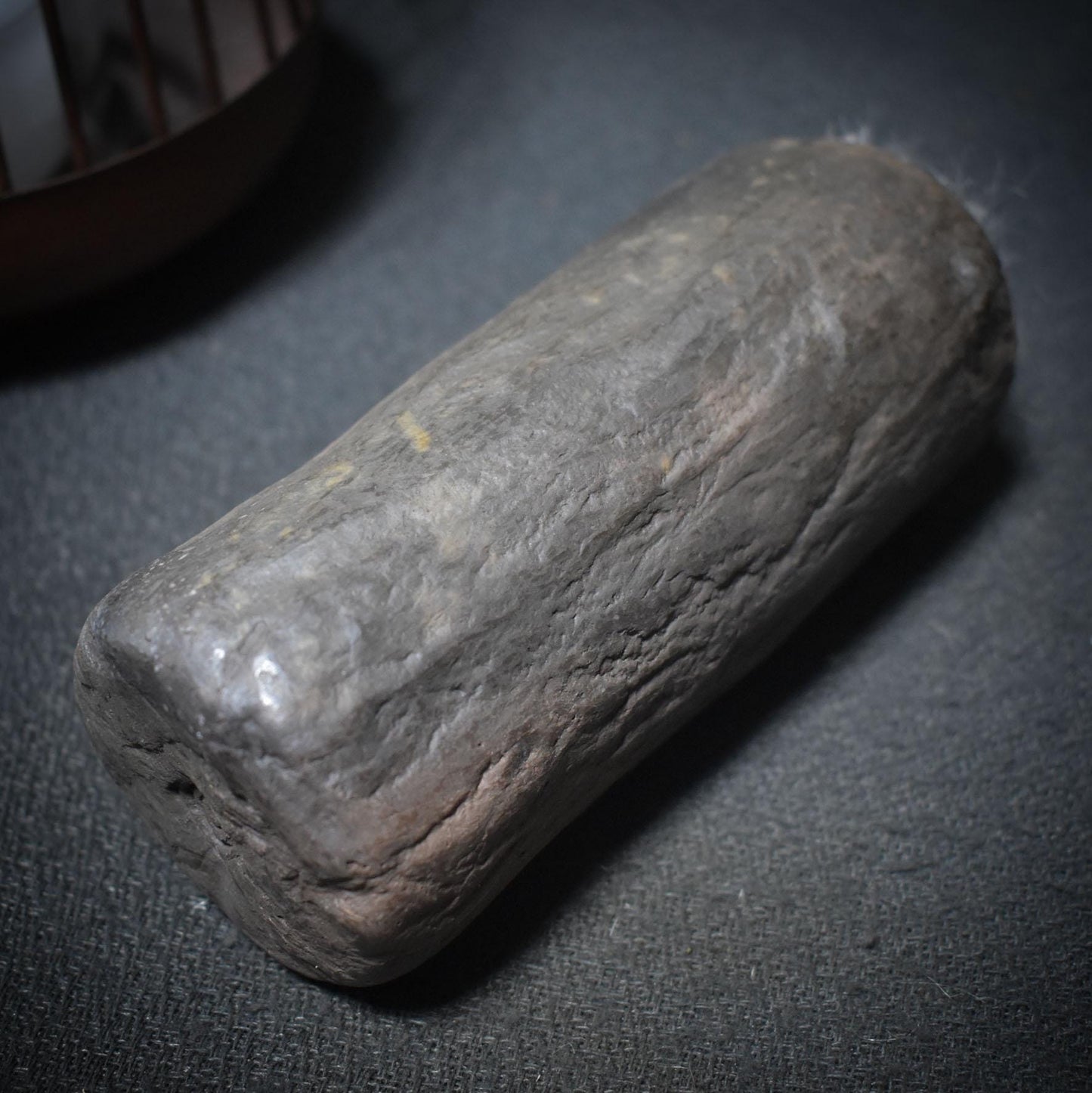 Schamanische Zylinder-Rassel – Trägerin der Lebensspirale - Handrassel