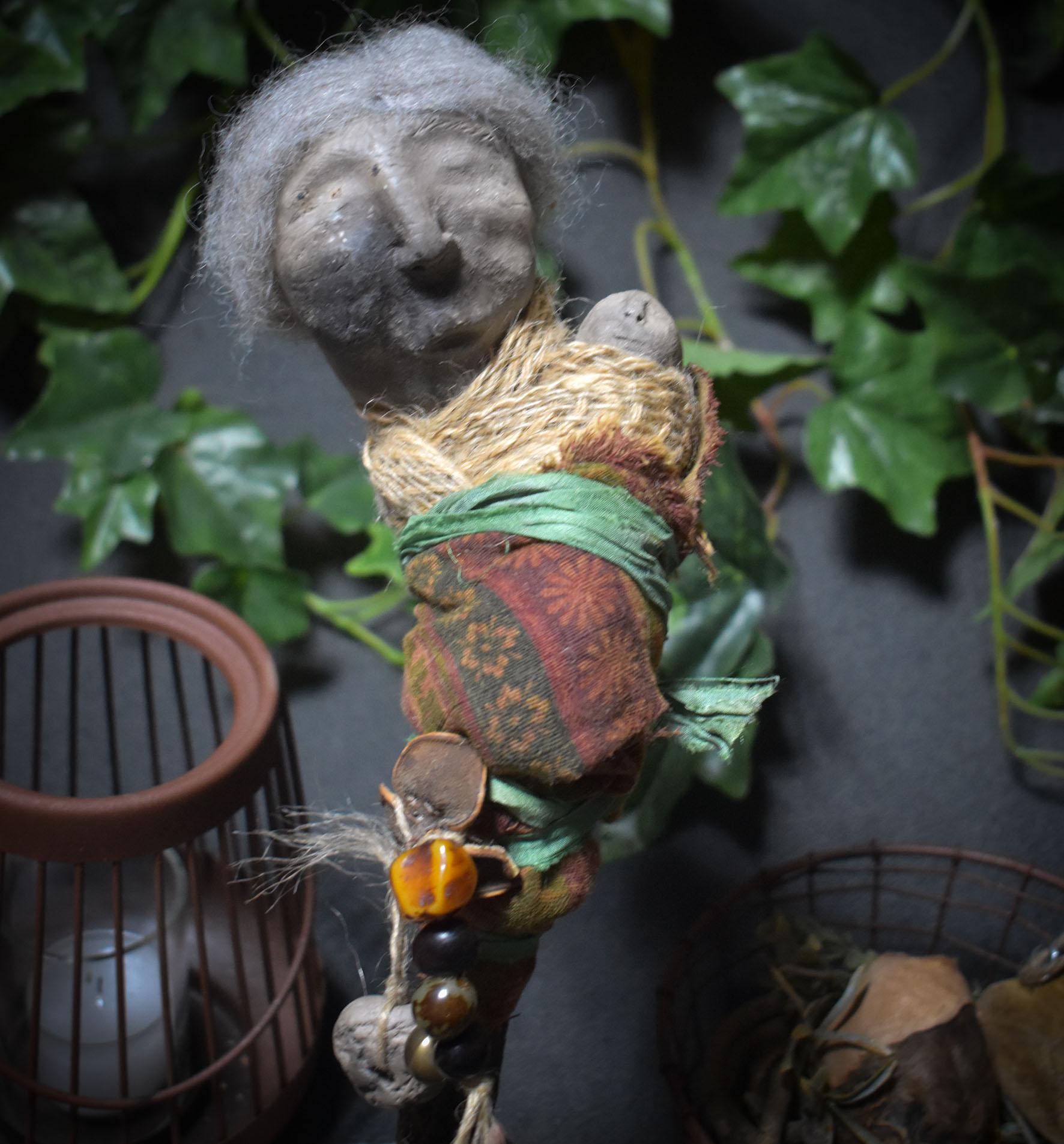 Deine Spirit Doll „Greisin mit Baby“ – Ein kraftvolles Symbol für Weisheit und Neubeginn - Art.Nr.: SDO004