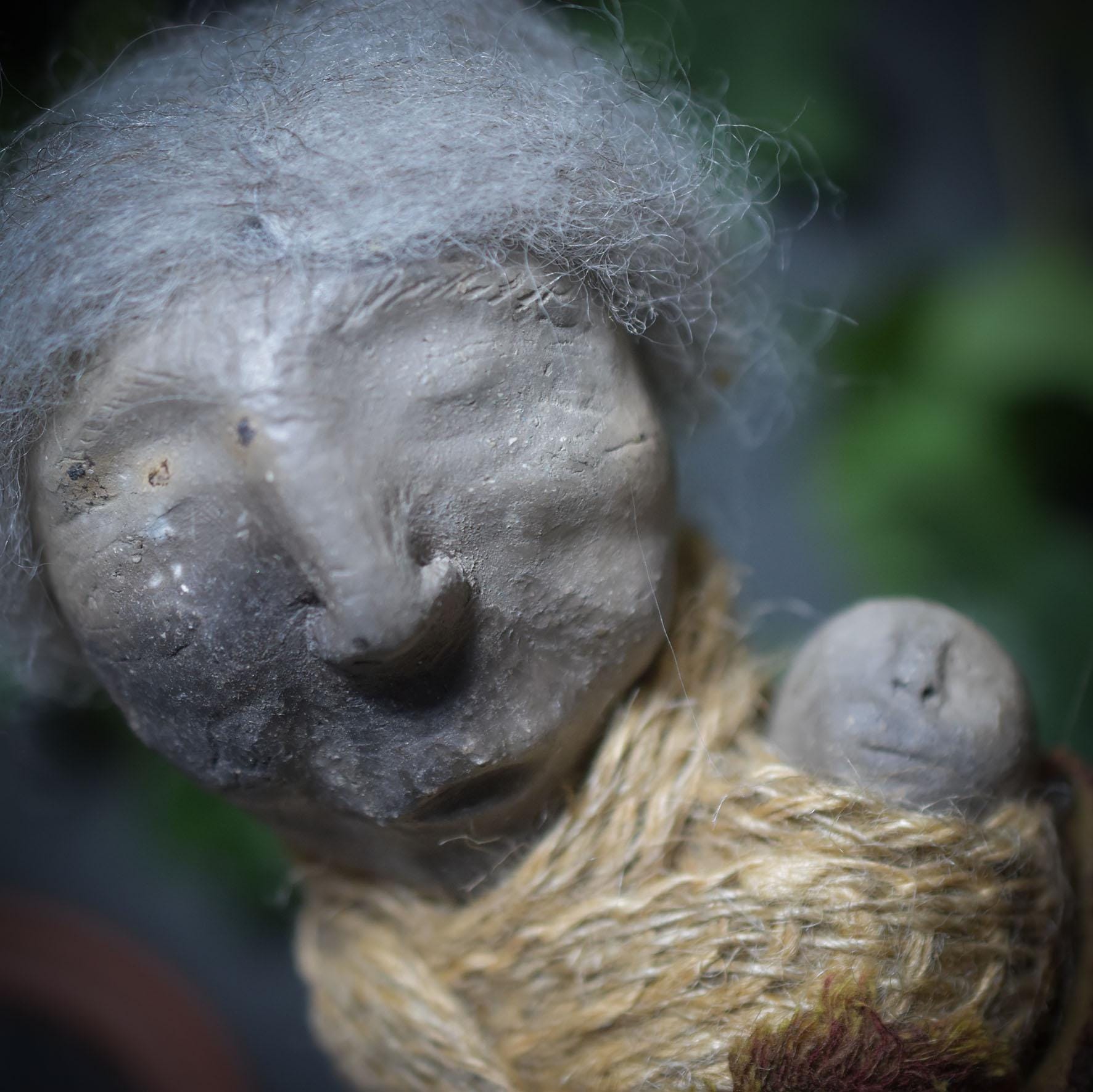 Deine Spirit Doll „Greisin mit Baby“ – Ein kraftvolles Symbol für Weisheit und Neubeginn - Art.Nr.: SDO004