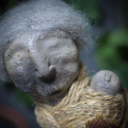 Deine Spirit Doll „Greisin mit Baby“ – Ein kraftvolles Symbol für Weisheit und Neubeginn - Art.Nr.: SDO004