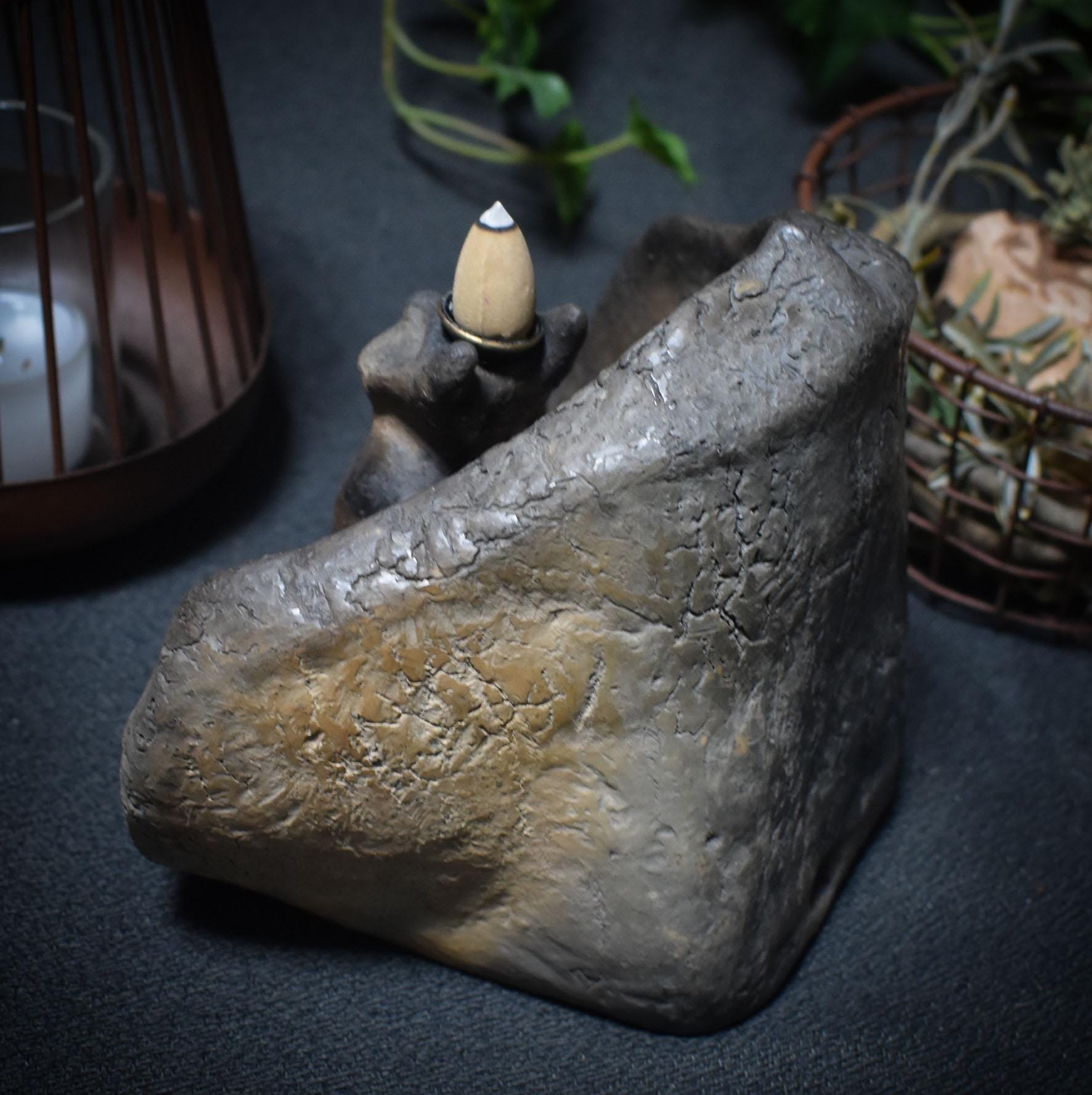 Hausaltar mit dem gehörnten Gott Cernunnos -mit Rückfluss Räucherkegelhalter - Heiliger Raum für Ritual und Magie – Art.Nr.: SCH015