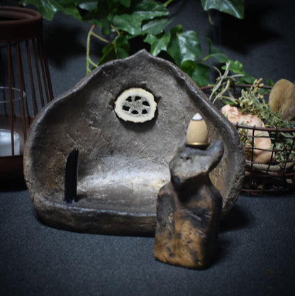 Hausaltar mit dem gehörnten Gott Cernunnos -mit Rückfluss Räucherkegelhalter - Heiliger Raum für Ritual und Magie – Art.Nr.: SCH015